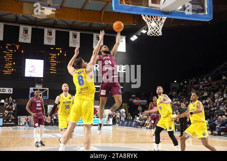 © NICOLAS GOISQUE/MAXPPP - 29.11.2023, 20h00, palais des Sports jean-michel geoffroy de dijon, Basketball Champions League, 4ème journée, jda dijon Korb - bk opava, nouveau panier pour cameron Hunt au nez et à la barbe de jan svandrlik Credit: MAXPPP/Alamy Live News Stockfoto