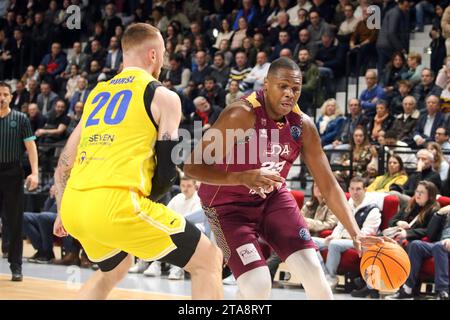 © NICOLAS GOISQUE/MAXPPP - 29.11.2023, 20h00, palais des Sports jean-michel geoffroy de dijon, Basketball Champions League, 4ème journée, jda dijon Korb - bk opava, vitalis chikoko en Action Face à simon pursl Credit: MAXPPP/Alamy Live News Stockfoto