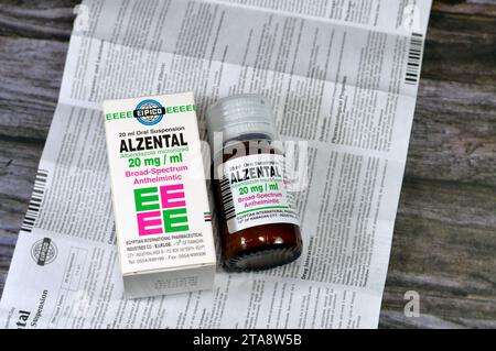 Kairo, Ägypten, 6. November 2023: Alzental 20 mg pro ml Suspension ( Albendazol ) 20 ml Flasche, Breitband-Anthelmintikum, zur Behandlung von Enterobiasis, Ascariasi Stockfoto