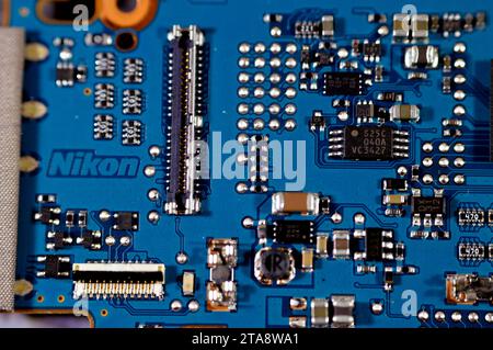 Kairo, Ägypten, 6. November 2023: Reparatur des Innenraums der DSLR-Kamera für Foto- und Videoaufnahmen durch Techniker oder Ingenieur, Kamera- und Technologieausrüstung Stockfoto