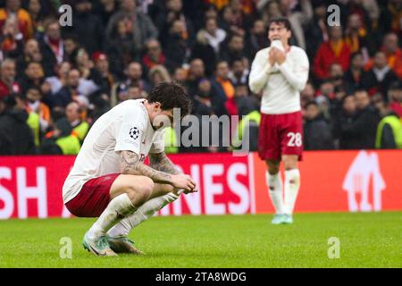 Istanbul, Türkei. November 2023. ISTANBUL, TÜRKEI - 29. NOVEMBER: Harry Maguire von Manchester United und Facundo Pellistri von Manchester United sehen sich beim Spiel der Gruppe A - UEFA Champions League 2023/24 zwischen Galatasaray A.S. und Manchester United in der Ali Sami Yen Arena am 29. November 2023 in Istanbul, Türkei, niedergeschlagen. (Quelle: BSR Agency/Alamy Live News Stockfoto