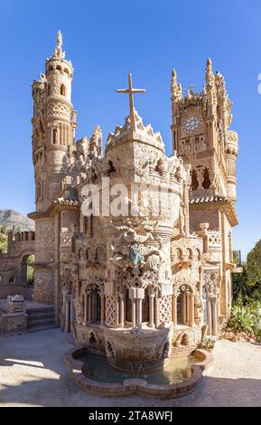 Benalmádena, Spanien - 25. November 2023: Castillo de Colomares, Denkmal in Form einer Burg, das dem Leben und den Abenteuern von Christoph C. gewidmet ist Stockfoto