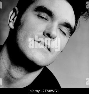 Schwarz-weißes Kopfporträt des legendären Rockstars, Sängers/Songwriters Morrissey, der 1995 für Parlophone Records seine Single Sunny promotet. Es ist eine Variation des ikonischen „Eyes Closed“-Bildes, das Morrissey auf seinem Buchcover „Autobiography“ verwendet. Stockfoto