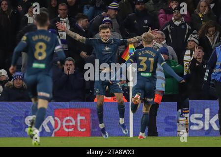 Leeds, Großbritannien. November 2023. Jamie Paterson #12 von Swansea City feiert sein Tor und erzielt 0-1 beim Sky Bet Championship Match Leeds United gegen Swansea City in der Elland Road, Leeds, Vereinigtes Königreich, 29. November 2023 (Foto: James Heaton/News Images) in Leeds, Vereinigtes Königreich am 29. November 2023. (Foto: James Heaton/News Images/SIPA USA) Credit: SIPA USA/Alamy Live News Stockfoto