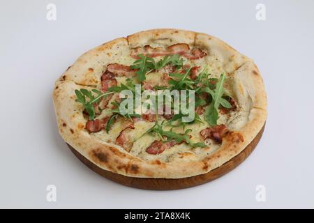 Speck Pizza. Italienische Pancetta Tartufo Pizza mit Speck und Mozzarella auf Holzbrett auf weißem Hintergrund. Stockfoto