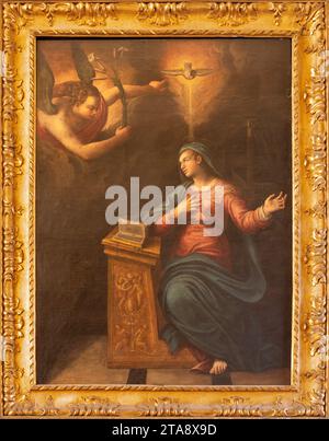 VICENZA, ITALIEN - 5. NOVEMBER 2023: Gemälde der Verkündigung in der Kathedrale von unbekanntem Barockkünstler. Stockfoto