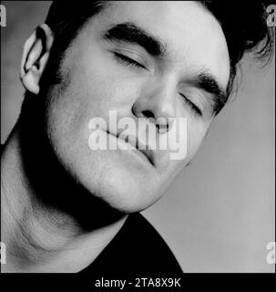 Schwarz-weißes Kopfporträt des legendären Rockstars, Sängers/Songwriters Morrissey, der 1995 für Parlophone Records seine Single Sunny promotet. Es ist eine Variation des ikonischen „Eyes Closed“-Bildes, das Morrissey auf seinem Buchcover „Autobiography“ verwendet. Stockfoto