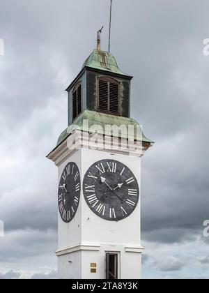 Ein Beispiel serbischer Architektur aus dem 18. Jahrhundert. Der bekannte Uhrturm mit umgekehrten Uhrzeigern. Bewölkter Tag. Stockfoto