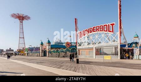 Brooklyn, New York City, USA - 18. Februar 2023: Der Eintritt zur geschlossenen Achterbahn Thunderbolt am Meer auf Coney Island ist an einem Wintertag geschlossen Stockfoto