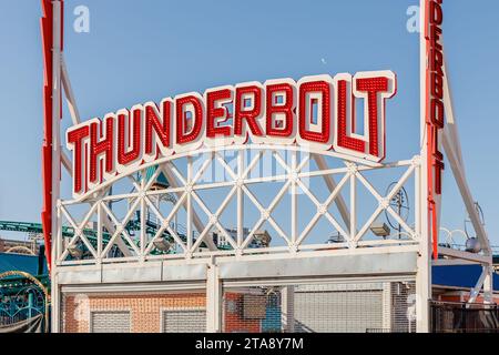 Brooklyn, New York City, USA - 18. Februar 2023: Der Eintritt zur geschlossenen Achterbahn Thunderbolt am Meer auf Coney Island ist an einem Wintertag geschlossen Stockfoto