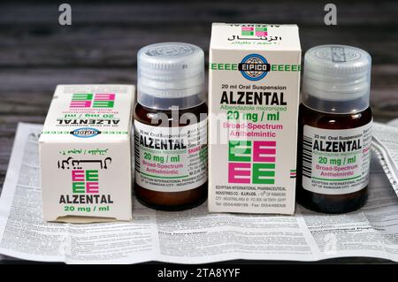 Kairo, Ägypten, 6. November 2023: Alzental 20 mg pro ml Suspension ( Albendazol ) 20 ml Flasche, Breitband-Anthelmintikum, zur Behandlung von Enterobiasis, Ascariasi Stockfoto