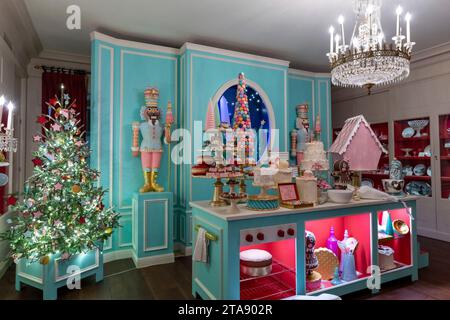 Washington, Usa. November 2023. Der China Room ist als „White House Sweet Shop“ dekoriert und Teil der Dekoration des jährlichen Weißen Hauses Weihnachten am 28. November 2023 in Washington, DC. Das Thema lautet „Magic, Wonder and Joy“. In der Weihnachtszeit werden ca. 100.000 Besucher willkommen geheißen. Quelle: Katie Ricks/White House Photo/Alamy Live News Stockfoto