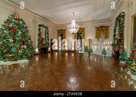 Washington, Usa. November 2023. Der mit Weihnachtsbäumen dekorierte East Room ist Teil der Dekoration des jährlichen Weißen Hauses Weihnachten am 28. November 2023 in Washington, DC. Das Thema lautet „Magic, Wonder and Joy“ und wird rund 100.000 Besucher während der Weihnachtszeit begrüßen. Quelle: Katie Ricks/White House Photo/Alamy Live News Stockfoto