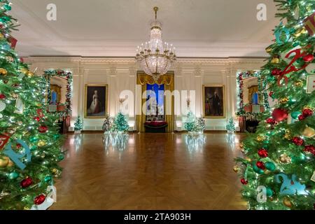 Washington, Usa. November 2023. Der mit Weihnachtsbäumen dekorierte East Room ist Teil der Dekoration des jährlichen Weißen Hauses Weihnachten am 28. November 2023 in Washington, DC. Das Thema lautet „Magic, Wonder and Joy“ und wird rund 100.000 Besucher während der Weihnachtszeit begrüßen. Quelle: Katie Ricks/White House Photo/Alamy Live News Stockfoto