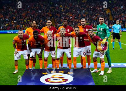 Galatasaray's Sacha Boey, Kaan Ayhan, Wilfried Zaha, Abdulkerim Bardakci, Fernando Muslera, Angelino, Tanguy Ndombele, Lucas Torreira, Mauro Icardi, Hakim Ziyech und Dries Mertens stehen auf dem Spielfeld für ein Mannschaftsfoto vor dem Spiel der UEFA Champions League Gruppe A im RAMS Park, Istanbul. Bilddatum: Mittwoch, 29. November 2023. Stockfoto