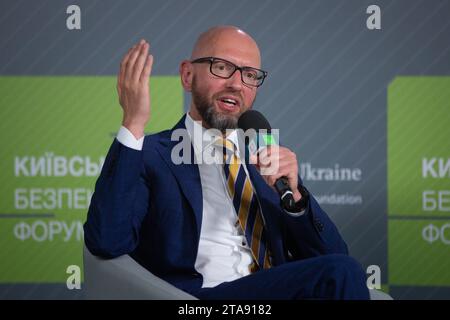 Der ehemalige Premierminister der Ukraine, Arsenij Jazenjuk, spricht auf einer Veranstaltung mit dem Titel "Front und Erholung" während des Kiewer Sicherheitsforums. Stockfoto