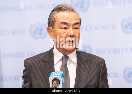 New York, USA. November 2023. Wang Yi, Außenminister der Volksrepublik China, spricht nach der Sitzung des Sicherheitsrats über die Lage im Nahen Osten einschließlich der Palästinenserfrage am 29. November 2023 im Hauptquartier der Vereinten Nationen in New York vor der Presse. (Foto: Lev Radin/SIPA USA) Credit: SIPA USA/Alamy Live News Stockfoto