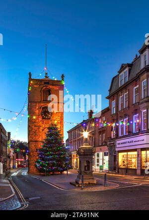 Weihnachtsbeleuchtung in Morpeth, Northumberland, mit Blick auf den beleuchteten Uhrenturm Stockfoto