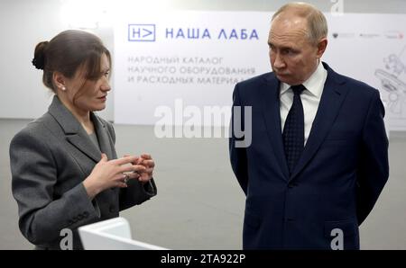 Sotschi, Russland. November 2023. Der russische Präsident Wladimir Putin, rechts, wird im Projekt Nasha LABA von der MIPT-Forscherin Elizaveta Mochalova, links, vor einem Treffen des Kongresses der jungen Wissenschaftler am 29. November 2023 in Sotschi gezeigt. Quelle: Mikhail Klimentyev/Kreml Pool/Alamy Live News Stockfoto