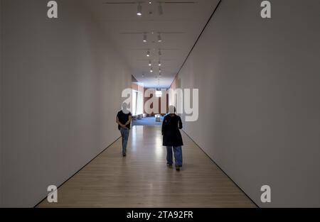 Menschen gehen einen Flur im San Francisco Museum of Modern Art (SFMOMA) entlang Stockfoto