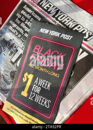 Black Friday Sale Advertising for the New York Post Newspaper Delivery, 2023, New York City, USA Stockfoto