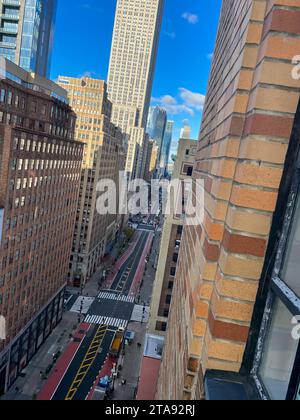 34th St. in Midtown Manhattan, von einem Hochhaus aus gesehen, 2023, New York City, USA Stockfoto