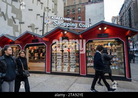 Ein Popup-Weihnachtsmarkt bietet Geschenkideen in Koreatown an der Kreuzung Fifth Avenue und 32nd St. in New York City, 2023, USA Stockfoto