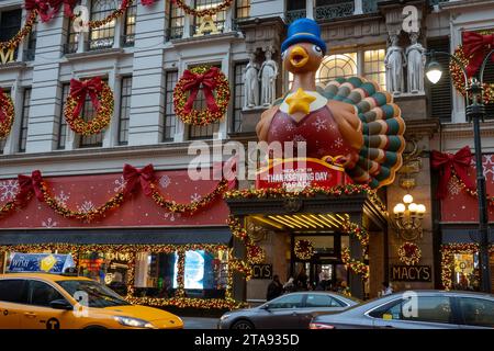 Macy's Urlaubsfenster sind immer ein beliebter Touristenstop am Herald Square, New York City, USA 2023 Stockfoto