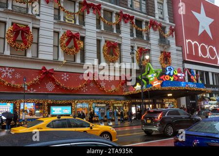 Macy's Urlaubsfenster sind immer ein beliebter Touristenstop am Herald Square, New York City, USA 2023 Stockfoto