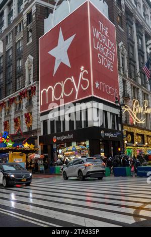Macy's Urlaubsfenster sind immer ein beliebter Touristenstop am Herald Square, New York City, USA 2023 Stockfoto