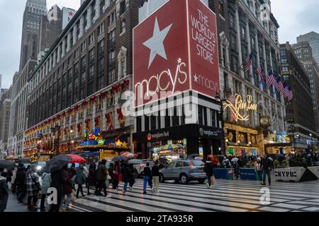 Macy's Urlaubsfenster sind immer ein beliebter Touristenstop am Herald Square, New York City, USA 2023 Stockfoto