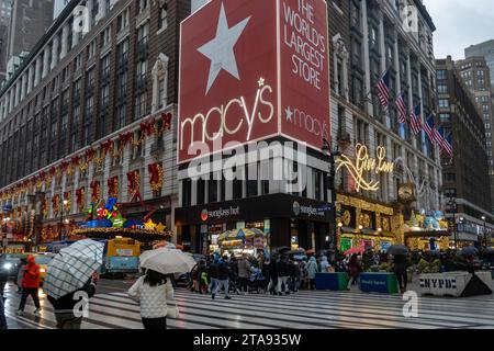 Macy's Urlaubsfenster sind immer ein beliebter Touristenstop am Herald Square, New York City, USA 2023 Stockfoto