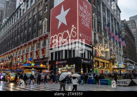Macy's Urlaubsfenster sind immer ein beliebter Touristenstop am Herald Square, New York City, USA 2023 Stockfoto