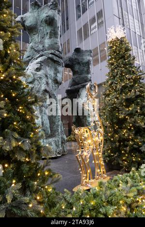 Weihnachtsdekorationen und Bronzeskulpturen entlang der Sixth Avenue im Rockefeller Center, 2023, New York City, USA Stockfoto