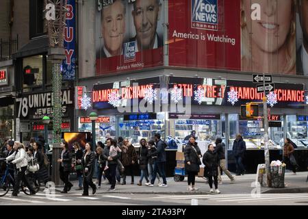 Die Kreuzung von Diamond Way und Sixth Avenue ist für die Feiertage mit Menschenmassen von Einkaufslustigen in 2023, NYC, USA dekoriert Stockfoto