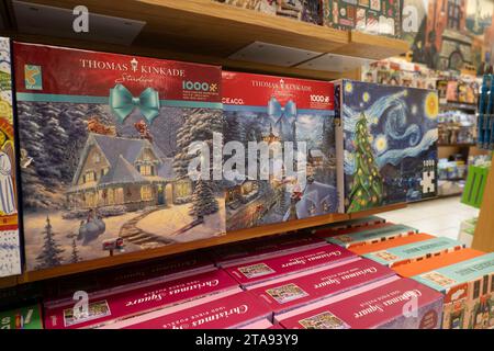 Barnes & Noble Booksellers auf der Fifth Avenue in New York City hat eine große Auswahl an Büchern und Zeitschriften, USA 2023 Stockfoto