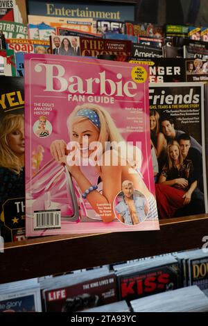 Barnes & Noble Booksellers auf der Fifth Avenue in New York City hat eine große Auswahl an Büchern und Zeitschriften, USA 2023 Stockfoto