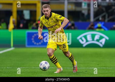 Julian Ryerson von Borussia Dortmund war in der Gruppenphase der UEFA Champions League 2023/24 zu sehen – beim Gruppenspiel der Gruppe F zwischen dem AC Milan und Borussia Dortmund im San Siro Stadium. Endpunktzahl: Borussia Dortmund 3:1 AC Milan. Stockfoto