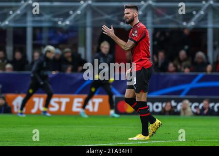 Olivier Giroud vom AC Mailand gibt während der Gruppenphase der UEFA Champions League 2023/24 Gesten aus – Gruppenspiel der Gruppe F zwischen dem AC Mailand und Borussia Dortmund im San Siro Stadion. Endpunktzahl: Borussia Dortmund 3:1 AC Milan. Stockfoto