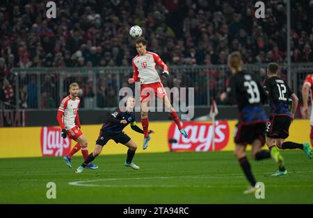 Allianz Arena, München, Deutschland. November 2023. Leon Goretzka (FC Bayern MÃ¼nchen) führt in der Allianz Arena in München ein Spiel der Gruppe A, Bayern München gegen den FC Kopenhagen. Ulrik Pedersen/CSM/Alamy Live News Stockfoto