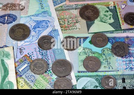 Hintergrund der alten libyschen Geldscheine und Münzen verschiedener Epochen vom Königreich bis zu Jamahirija der libyschen Zeit, Vintage Retro alten libyschen Curr Stockfoto