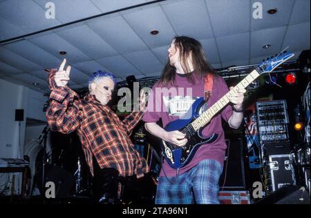 KEITH FLINT, PRODIGY, LIVE, 1995: Keith Flint (1969–2019) von der britischen Techno-Band Prodigy, die am 21. April 1995 im BBC Sound City im New Trinity Centre in Bristol, England, Großbritannien spielte. Die Band förderte die Veröffentlichung der Single Poison – dem vierten und letzten Song aus ihrem zweiten legendären Album Music for the jilted Generation. Sie spielten den Song, der sich in einen Hit „Firestarter“ verwandeln sollte, an Dates in diesem Sommer, und zu diesem Zeitpunkt begann der Tänzer der Band Keith zu singen. Foto: Rob Watkins Stockfoto