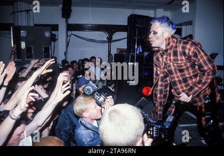 KEITH FLINT, PRODIGY, LIVE, 1995: Keith Flint (1969–2019) von der britischen Techno-Band Prodigy, die am 21. April 1995 im BBC Sound City im New Trinity Centre in Bristol, England, Großbritannien spielte. Die Band förderte die Veröffentlichung der Single Poison – dem vierten und letzten Song aus ihrem zweiten legendären Album Music for the jilted Generation. Sie spielten den Song, der sich in einen Hit „Firestarter“ verwandeln sollte, an Dates in diesem Sommer, und zu diesem Zeitpunkt begann der Tänzer der Band Keith zu singen. Foto: Rob Watkins Stockfoto