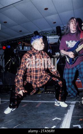 KEITH FLINT, PRODIGY, LIVE, 1995: Keith Flint (1969–2019) von der britischen Techno-Band Prodigy, die am 21. April 1995 im BBC Sound City im New Trinity Centre in Bristol, England, Großbritannien spielte. Die Band förderte die Veröffentlichung der Single Poison – dem vierten und letzten Song aus ihrem zweiten legendären Album Music for the jilted Generation. Sie spielten den Song, der sich in einen Hit „Firestarter“ verwandeln sollte, an Dates in diesem Sommer, und zu diesem Zeitpunkt begann der Tänzer der Band Keith zu singen. Foto: Rob Watkins Stockfoto