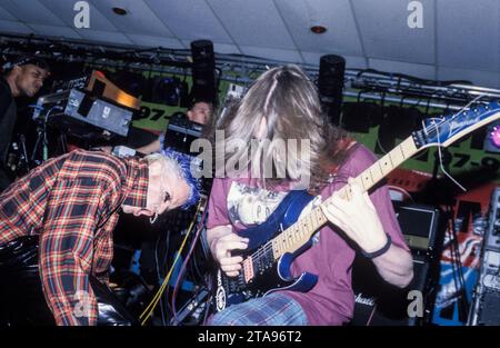 KEITH FLINT, PRODIGY, LIVE, 1995: Keith Flint (1969–2019) von der britischen Techno-Band Prodigy, die am 21. April 1995 im BBC Sound City im New Trinity Centre in Bristol, England, Großbritannien spielte. Die Band förderte die Veröffentlichung der Single Poison – dem vierten und letzten Song aus ihrem zweiten legendären Album Music for the jilted Generation. Sie spielten den Song, der sich in einen Hit „Firestarter“ verwandeln sollte, an Dates in diesem Sommer, und zu diesem Zeitpunkt begann der Tänzer der Band Keith zu singen. Foto: Rob Watkins Stockfoto