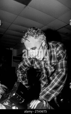 KEITH FLINT, PRODIGY, LIVE, 1995: Keith Flint (1969–2019) von der britischen Techno-Band Prodigy, die am 21. April 1995 im BBC Sound City im New Trinity Centre in Bristol, England, Großbritannien spielte. Die Band förderte die Veröffentlichung der Single Poison – dem vierten und letzten Song aus ihrem zweiten legendären Album Music for the jilted Generation. Sie spielten den Song, der sich in einen Hit „Firestarter“ verwandeln sollte, an Dates in diesem Sommer, und zu diesem Zeitpunkt begann der Tänzer der Band Keith zu singen. Foto: Rob Watkins Stockfoto