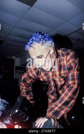 KEITH FLINT, PRODIGY, LIVE, 1995: Keith Flint (1969–2019) von der britischen Techno-Band Prodigy, die am 21. April 1995 im BBC Sound City im New Trinity Centre in Bristol, England, Großbritannien spielte. Die Band förderte die Veröffentlichung der Single Poison – dem vierten und letzten Song aus ihrem zweiten legendären Album Music for the jilted Generation. Sie spielten den Song, der sich in einen Hit „Firestarter“ verwandeln sollte, an Dates in diesem Sommer, und zu diesem Zeitpunkt begann der Tänzer der Band Keith zu singen. Foto: Rob Watkins Stockfoto