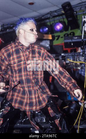 KEITH FLINT, PRODIGY, LIVE, 1995: Keith Flint (1969–2019) von der britischen Techno-Band Prodigy, die am 21. April 1995 im BBC Sound City im New Trinity Centre in Bristol, England, Großbritannien spielte. Die Band förderte die Veröffentlichung der Single Poison – dem vierten und letzten Song aus ihrem zweiten legendären Album Music for the jilted Generation. Sie spielten den Song, der sich in einen Hit „Firestarter“ verwandeln sollte, an Dates in diesem Sommer, und zu diesem Zeitpunkt begann der Tänzer der Band Keith zu singen. Foto: Rob Watkins Stockfoto