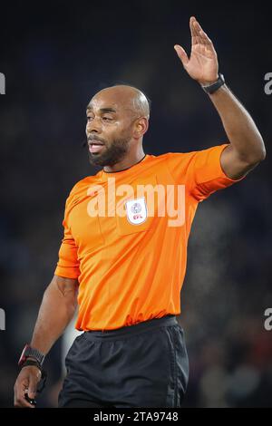 Schiedsrichter Sam Allison Gesten während des Sky Bet Championship Matches Leeds United gegen Swansea City in Elland Road, Leeds, Großbritannien, 29. November 2023 (Foto: James Heaton/News Images) Stockfoto