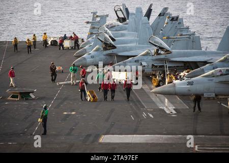 6. November 2023 - Mittelmeer - F/A-18 Super Hornets, befestigt an Carrier Air Wing (CVW) 8, bereiten sich auf den Flugbetrieb auf dem Flugdeck des weltweit größten Flugzeugträgers USS Gerald R. Ford (CVN) 78 im Mittelmeer vor, 6. November 2023. Die Gerald R. Ford Carrier Strike Group ist derzeit im östlichen Mittelmeer tätig. Die USA unterhalten nach vorne entsandte, bereitwillige und positionierte Kräfte, um Aggressionen abzuschrecken und Sicherheit und Stabilität auf der ganzen Welt zu unterstützen. (Kreditbild: © Jennifer Newsome/U.S. Navy/ZUMA Press Wire) NUR FÜR REDAKTIONELLE ZWECKE! Nicht für kommerzielle ZWECKE! Stockfoto